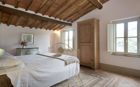 Angeloni: Camera Da Letto, Camera, Proprietà, Mobilia, Letto, Soffitto, Telaio Del Letto, Lenzuolo, Pavimento, Interior Design