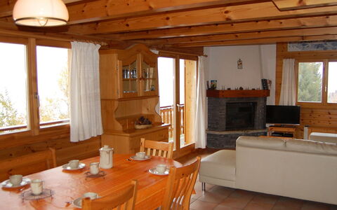 Chalet Boucaro: Mobilia, Tavolo, Proprietà, Finestra, Legna, Tavola, Interior Design, Sedia, Architettura, Divano
