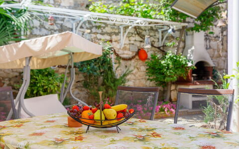 Centar: Tavolo, Pianta, Mobilia, Proprietà, Tavola, Sedia, Foglia, Tavolo Esterno, Mobili Da Esterno, Cibo
