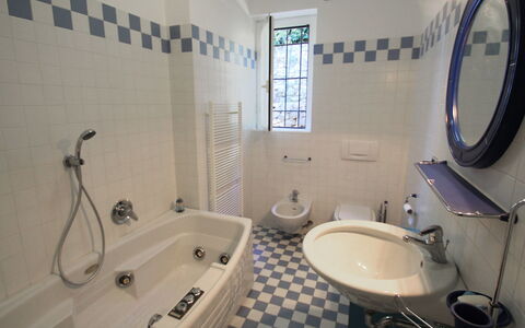 Villa Sara: Rubinetto, Specchio, Idraulico Fixture, Vasca Da Bagno, Lavello, Proprietà, Fotografia, Lavandino Del Bagno, Bianca, Bagno