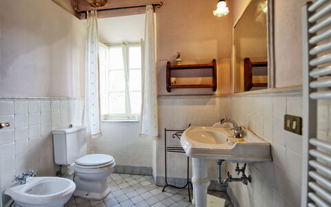Il Gualdo: Bagno, Proprietà, Camera, Interior Design, Lavello, Costruzione, Mobilia, Casa, Idraulico Fixture, Immobiliare