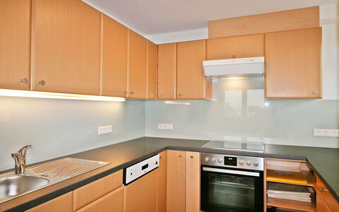 Happy: Controsoffitto, Cabinetry, Proprietà, Lavandino Della Cucina, Mobilia, Costruzione, Elettrodomestico Da Cucina, Prodotto, Cucina, Lavello
