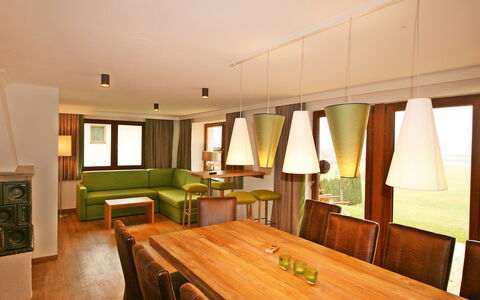 Happy: Costruzione, Mobilia, Tavolo, Finestra, Legna, Divano, Interior Design, Pavimento, Casa, Sedia