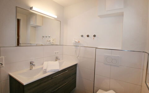 Happy: Specchio, Rubinetto, Lavello, Lavandino Del Bagno, Mobiletto Del Bagno, Idraulico Fixture, Cabinetry, Bagno, Pavimento, Legna