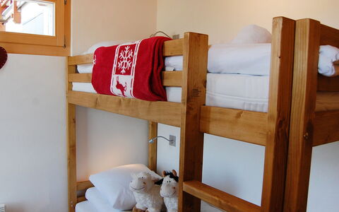 Le Ruisseau: Letto A Castello, Proprietà, Bianca, Prodotto, Scaffalature, Legna, Interior Design, Comfort, Pavimento, Parete