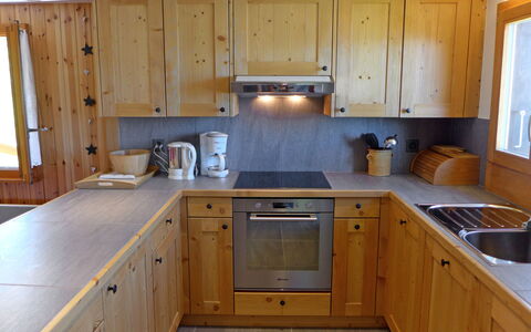 Le Ruisseau: Cabinetry, Lavandino Della Cucina, Controsoffitto, Proprietà, Lavello, Bianca, Rubinetto, Elettrodomestico Da Cucina, Cucina, Legna