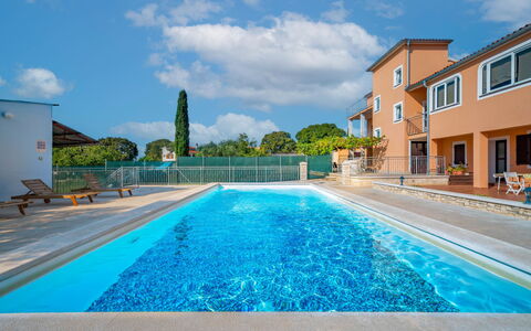 Ulika: Acqua, Nube, Cielo, Pianta, Piscina, Finestra, Azzurro, Blu, Costruzione