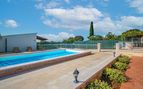 Ulika: Nube, Cielo, Acqua, Pianta, Azzurro, Piscina, Architettura, Albero, Erba, Tempo Libero