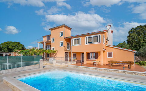 Ulika: Acqua, Nube, Cielo, Costruzione, Pianta, Piscina, Azzurro, Finestra, Albero, Erba