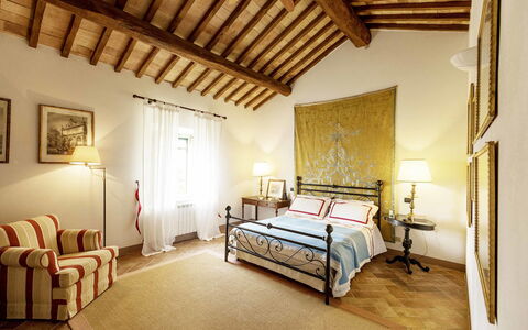 Villa Lorian: Camera Da Letto, Camera, Mobilia, Proprietà, Letto, Interior Design, Costruzione, Lenzuolo, Soffitto, Telaio Del Letto