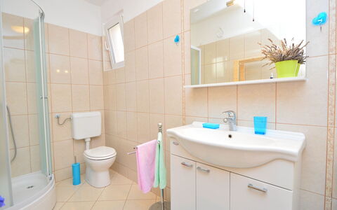 Mira: Specchio, Idraulico Fixture, Proprietà, Lavello, Lavandino Del Bagno, Rubinetto, Mobiletto Del Bagno, Viola, Azzurro