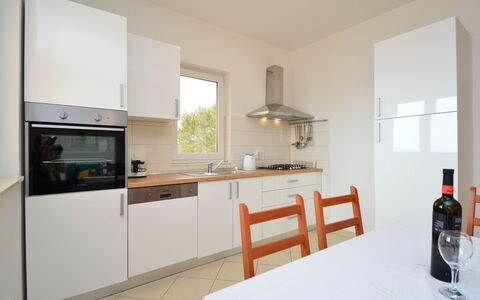 Mira: Cabinetry, Proprietà, Controsoffitto, Mobilia, Elettrodomestico Da Cucina, Bottiglia, Cucina Stufa, Tavolo, Elettrodomestico, Cucina