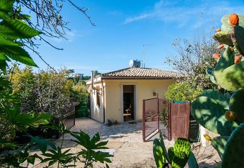 Vista Mare Noto: Proprietà, Casa, Casa, Immobiliare, Villetta, Costruzione, Botanica, Pianta, Albero, Estate
