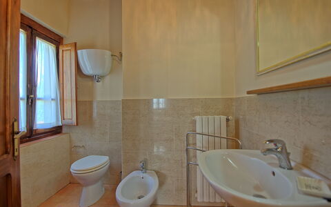 Casa Catia: Bagno, Proprietà, Camera, Gabinetto, Idraulico Fixture, Lavandino Del Bagno, Parete, Toilet Seat, Pavimento, Lavello