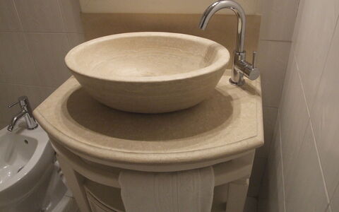 Appartamento Le Volte: Gabinetto, Bagno, Lavello, Idraulico Fixture, Proprietà, Ceramica, Lavandino Del Bagno, Beige, Toilet Seat, Camera