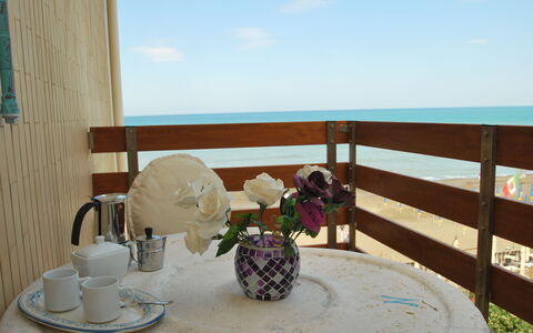 Marina Di Castagneto: Proprietà, Camera, Tavolo, Mobilia, Interior Design, Immobiliare, Balcone, Vacanza, Sedia