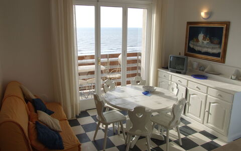Marina Di Castagneto: Camera, Proprietà, Mobilia, Costruzione, Pavimento, Interior Design, Casa, Tavolo, Immobiliare, Sedia