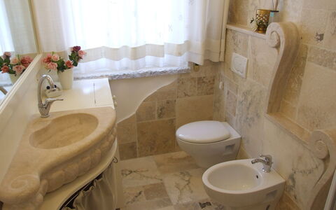 Appartamento - Le Finestre: Bagno, Proprietà, Pavimento, Camera, Gabinetto, Toilet Seat, Interior Design, Parete, Rubinetto, Piastrella