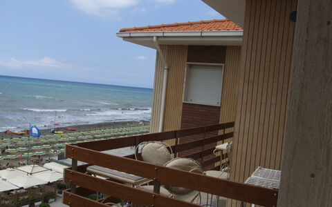 Appartamento - Le Finestre: Proprietà, Spiaggia, Mare, Vacanza, Casa, Cielo, Costruzione, Legna, Immobiliare, Camera