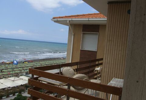 Appartamento - Le Finestre: Proprietà, Spiaggia, Mare, Vacanza, Casa, Cielo, Costruzione, Legna, Immobiliare, Camera