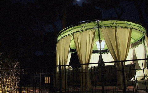 Villa Pineta: Notte, Luce, Architettura, Cielo, Ferro, Albero, Mezzanotte, Costruzione