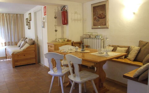 Villa Pineta: Camera, Mobilia, Proprietà, Interior Design, Costruzione, Tavolo, Sala Da Pranzo, Pavimento, Casa, Soggiorno