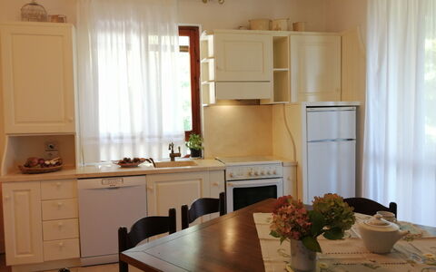 Villa La Quercia: Mobilia, Interior Design, Legna, Pavimentazione, Illuminazione, Camera, Cucina, Cabinetry, Elettrodomestico Da Cucina, Cucina & Sala Da Pranzo Tavolo