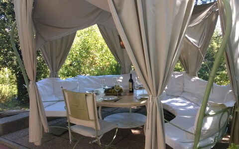 Villa La Quercia: Tenda, Proprietà, Camera, Sedia, Mobilia, Baldacchino, Albero, Shade, Casa, Immobiliare