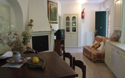 Dalia: Proprietà, Camera, Mobilia, Costruzione, Interior Design, Soggiorno, Casa, Pavimento, Immobiliare, Tavolo