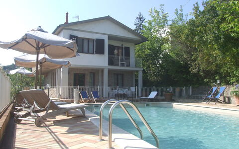 Villa Il Castagno: Acqua, Cielo, Costruzione, Piscina, Pianta, Mobili Da Esterno, Shade, Lettino, Casa, Albero