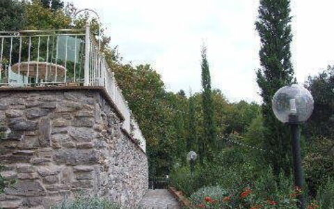 Villa Il Castagno: Vegetazione, Albero, Parete, Arbusto, Giardino, Botanica, Pianta, Architettura, Casa, Erba
