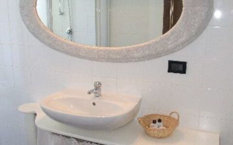 Villa Il Castagno: Bagno, Specchio, Proprietà, Camera, Lavandino Del Bagno, Mobiletto Del Bagno, Bagno Accessorio, Lavello, Gabinetto, Idraulico Fixture
