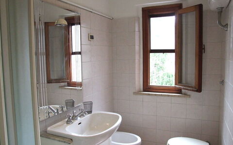 Villa Agrifogli: Bagno, Proprietà, Camera, Mobiletto Del Bagno, Bagno Accessorio, Idraulico Fixture, Parete, Costruzione, Interior Design, Architettura
