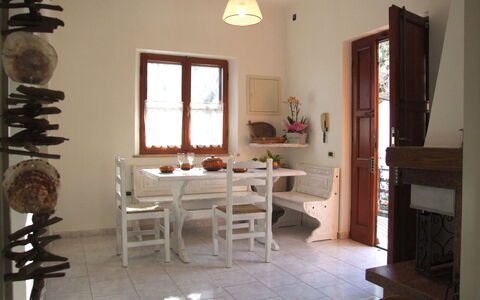 Villa Agrifogli: Camera, Proprietà, Mobilia, Interior Design, Pavimento, Costruzione, Casa, Tavolo, Sala Da Pranzo, Architettura