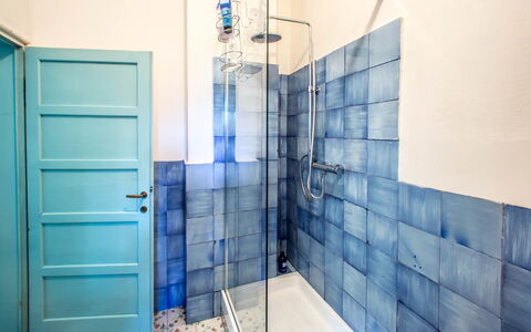 Marina Dei Ronchi Prestige: Blu, Proprietà, Bagno, Camera, Architettura, Piastrella, Parete, Bicchiere, Immobiliare, Interior Design