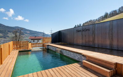 Kaprun 720: Acqua, Cielo, Nube, Azzurro, Costruzione, Legna, Piscina, Corpo D'Acqua, Paesaggio, Immobiliare