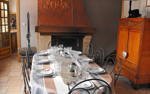 La Ferme de Gabrielle: Tavolo, Mobilia, Tavola, Sedia, Dishware, Costruzione, Cucina & Sala Da Pranzo Tavolo, Tovaglia, Interior Design, Cabinetry