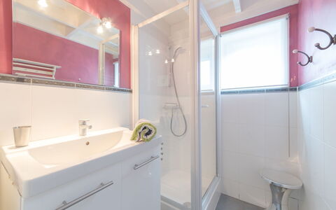 Bredene 460: Specchio, Rubinetto, Mobiletto Del Bagno, Lavello, Idraulico Fixture, Cabinetry, Lavandino Del Bagno, Bagno, Interior Design, Viola
