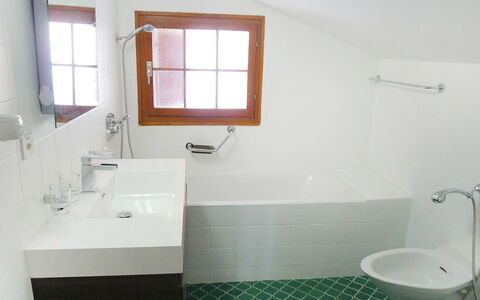 La Haute Cîme 16: Idraulico Fixture, Lavello, Proprietà, Rubinetto, Lavandino Del Bagno, Finestra, Bagno, Interior Design, Rettangolo