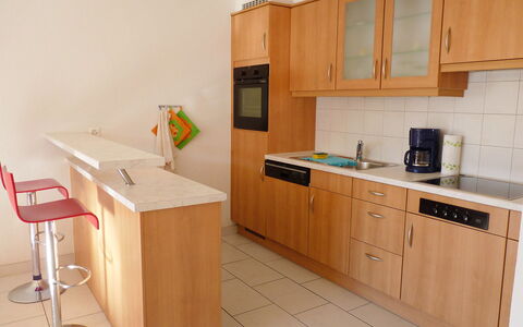 Ardévine 5: Cabinetry, Costruzione, Mobilia, Controsoffitto, Cassetto, Rubinetto, Lavandino Della Cucina, Legna, Elettrodomestico Da Cucina, Cucina