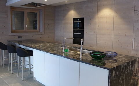 Le Refuge 1: Controsoffitto, Camera, Proprietà, Piastrella, Cabinetry, Cucina, Mobilia, Interior Design, Pavimento, Costruzione