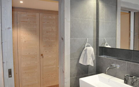 Le Refuge 1: Specchio, Rubinetto, Lavello, Proprietà, Idraulico Fixture, Costruzione, Lavandino Del Bagno, Nero, Bagno