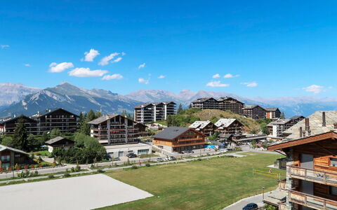 Le Refuge 1: Nube, Cielo, Costruzione, Pianta, Montagna, Blu, Urban Design, Casa, Zona Residenziale, Tempo Libero