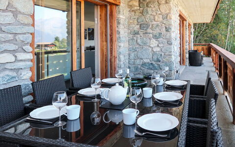 Le Refuge 1: Proprietà, Interior Design, Pavimento, Legna, Pavimentazione, Soggiorno, Sedia, Tavolo, Vaso Di Fiori, Parete