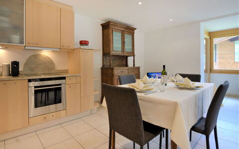 La Prairie: Mobilia, Cabinetry, Proprietà, Tavolo, Controsoffitto, Sedia, Cucina Stufa, Costruzione, Legna, Elettrodomestico Da Cucina