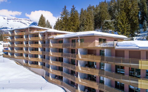 Laax 700: Costruzione, Cielo, Neve, Nube, Albero, Finestra, Casa, Legna, Pendenza, Spazio Pubblico