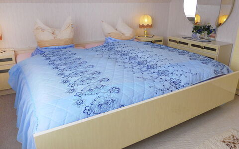 Büscher: Mobilia, Decorazione, Azzurro, Comfort, Tessile, Interior Design, Legna, Telaio Del Letto, Pavimentazione, Letto