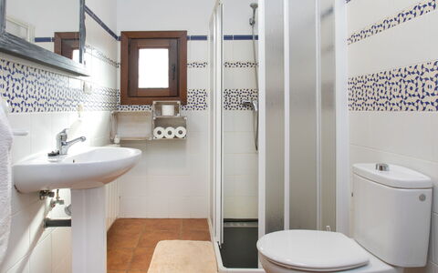 El Cerrillo - Cerro Negro: Toilet Seat, Pavimentazione, Bagno, Gabinetto, Idraulico Fixture, Pavimento, Interior Design, Piastrella, Idraulico, Lavello