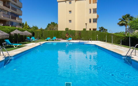 Calahonda Royale: Acqua, Costruzione, Proprietà, Pianta, Cielo, Piscina, Azzurro, Albero, Rettangolo, Architettura