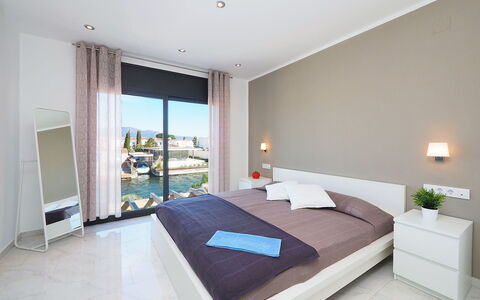 Alberes: Camera Da Letto, Mobilia, Camera, Proprietà, Letto, Materasso, Interior Design, Lenzuolo, Soffitto, Telaio Del Letto
